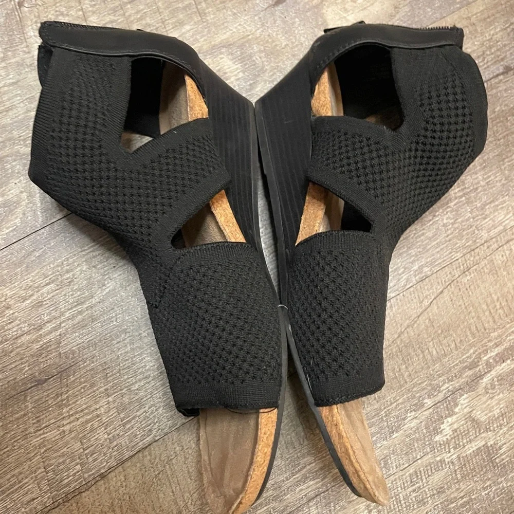 Croft & Barrow‎ Black and Tan Women's Sandals